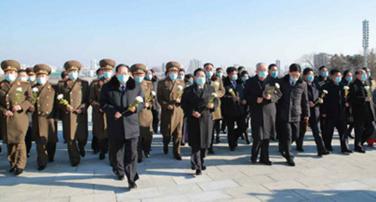 최룡해 최고인민회의 상임위원장을 비롯한 북한 최고인민회의 대의원들이 16일 평양 만수대 언덕에 위치한 김일성·김정일 동상을 찾아가 꽃바구니를 헌화했다고 17일 노동당 기관지 노동신문이 보도했다.  [노동신문 홈페이지 캡처=연합뉴스]